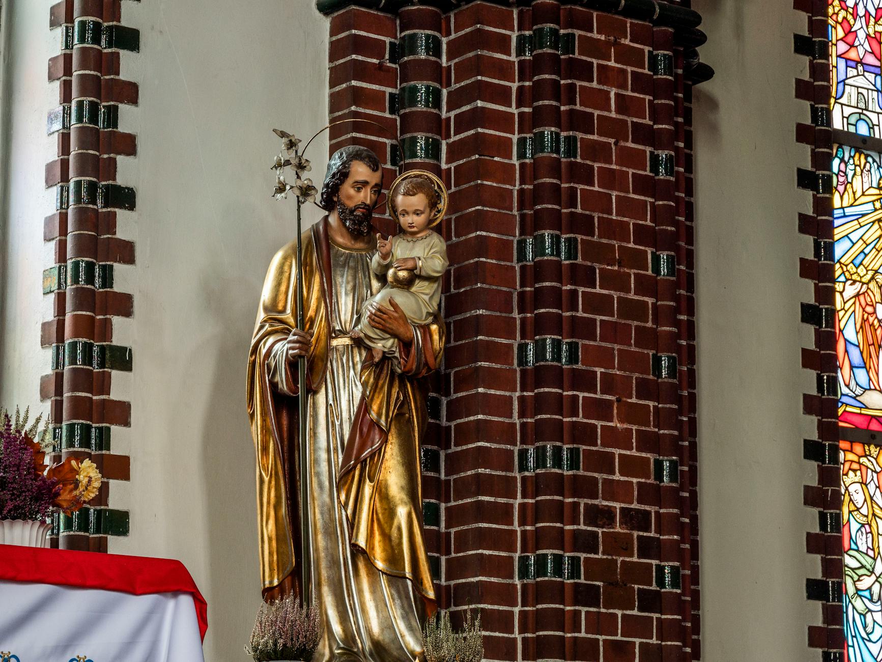 Zegar tyka, symbolizując zbliżający się termin składania PIT, z widokiem na miasto Józefów w tle.